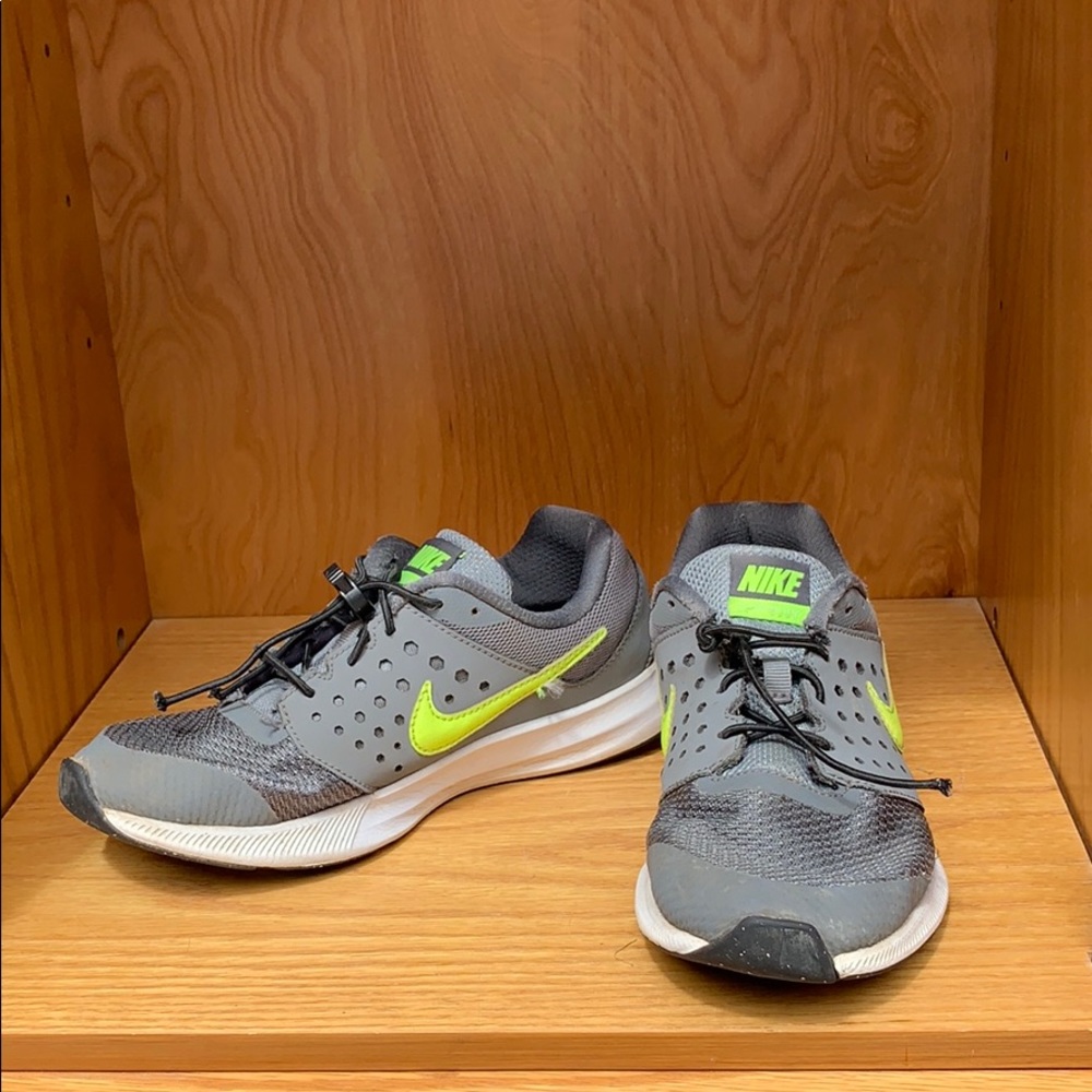 BOY’S NIKE GRAT+NEON SNEAKERS
